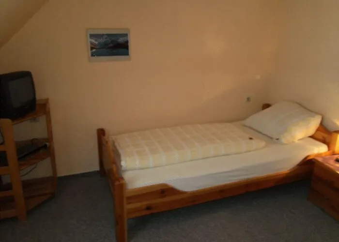 Zum Neubau ホテル 2*